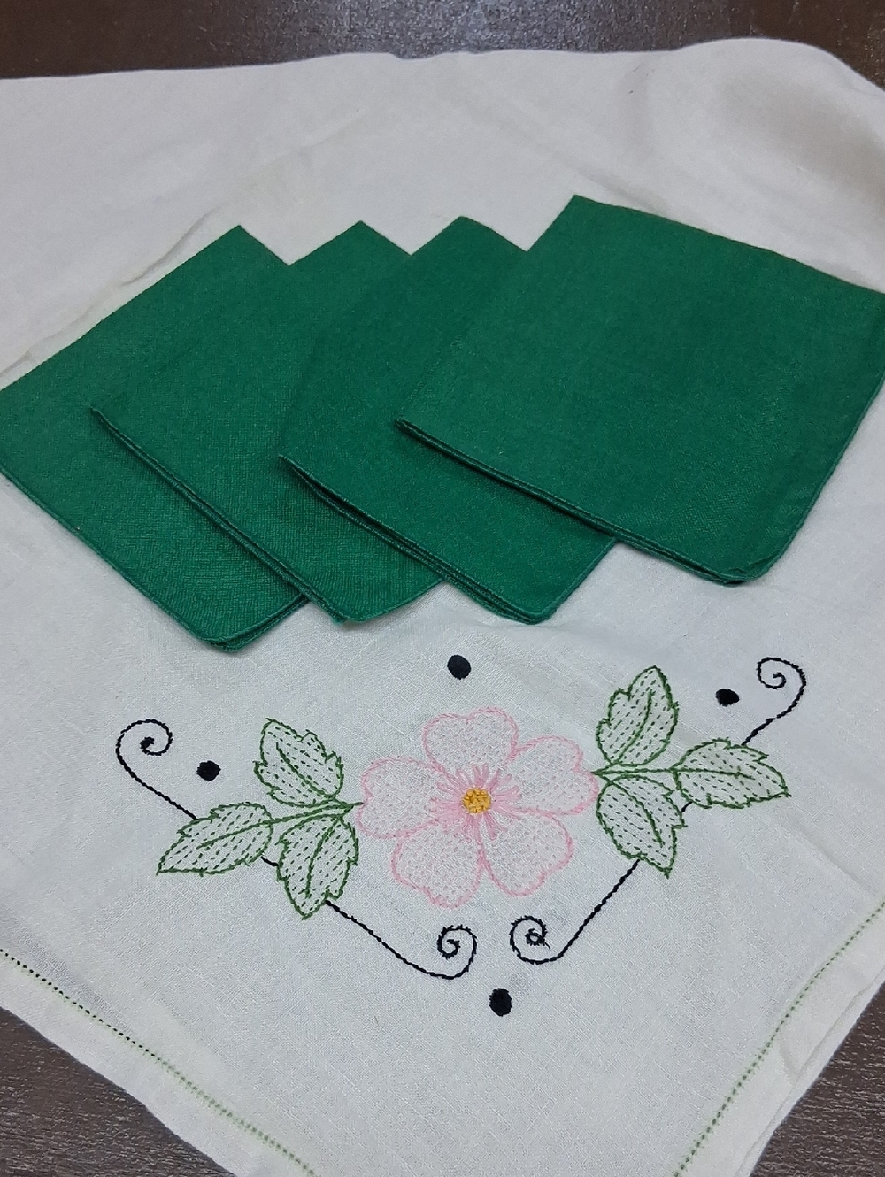 Beautiful Embroidered Linen 31" Square Tablecloth Plus 4‎ Linen Napkins.